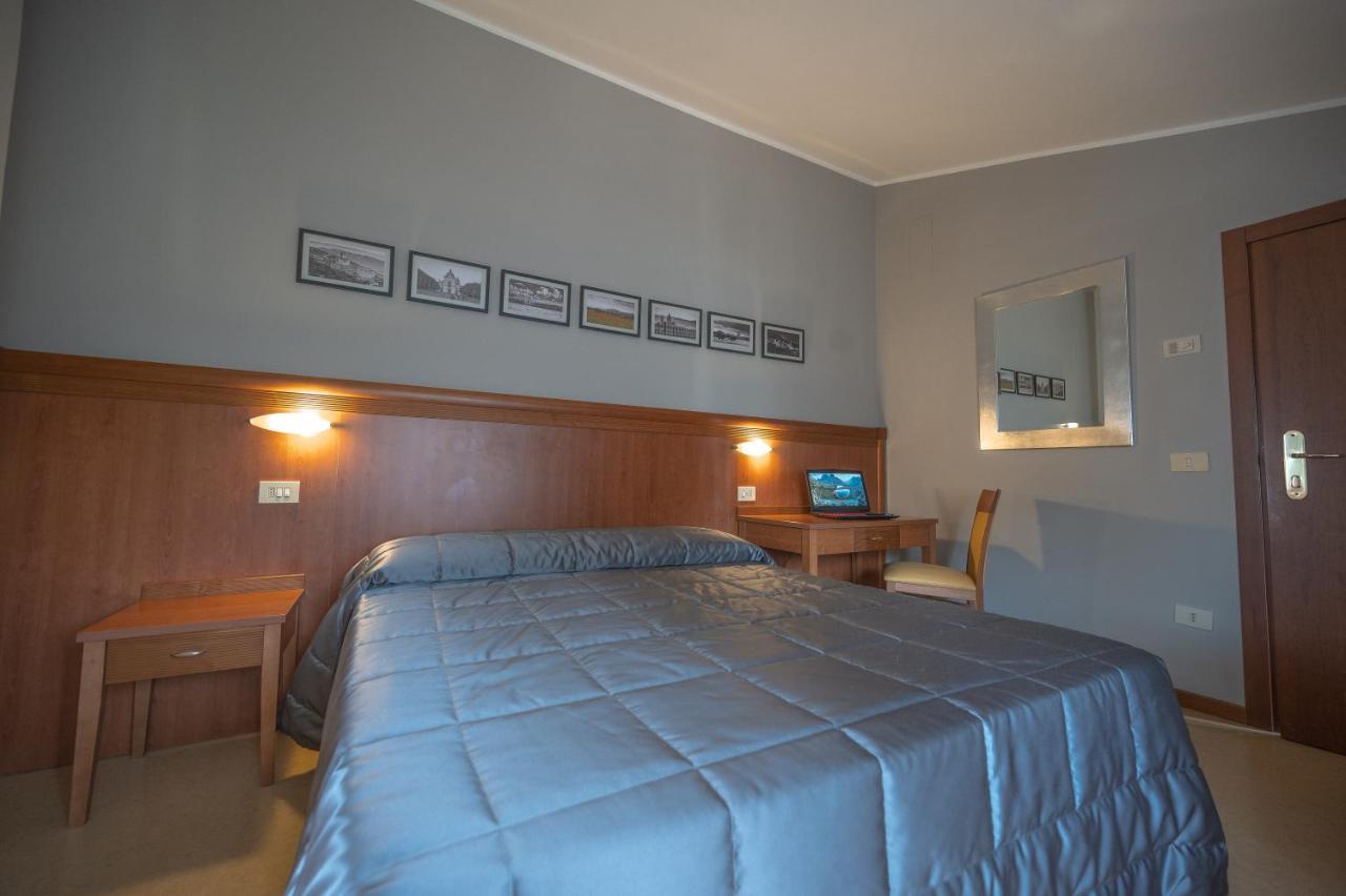 אסיסי Hotel Moderno מראה חיצוני תמונה