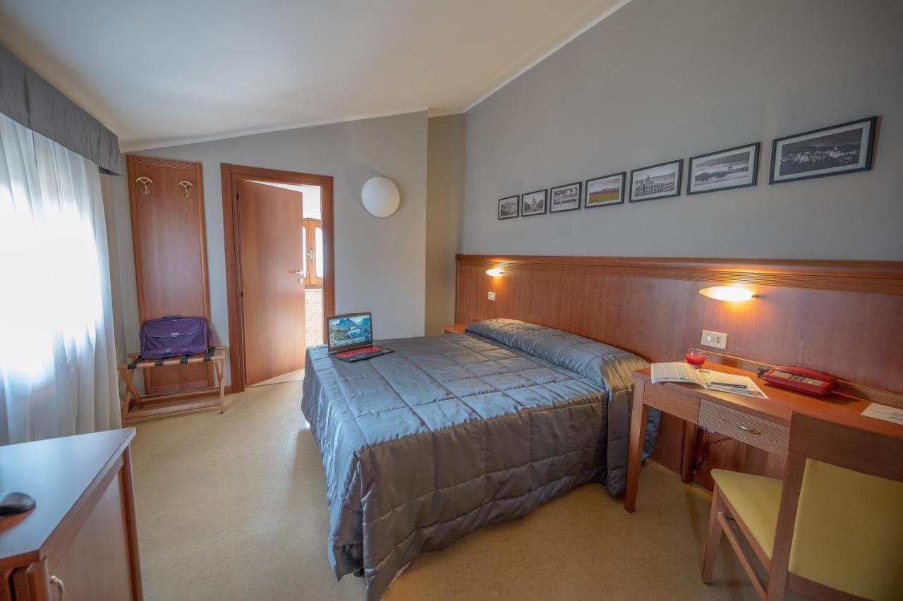 אסיסי Hotel Moderno מראה חיצוני תמונה