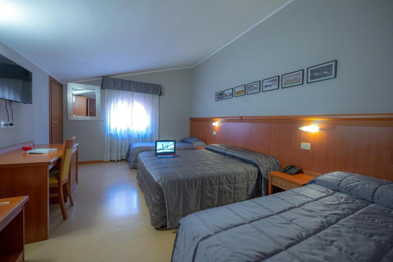 אסיסי Hotel Moderno מראה חיצוני תמונה