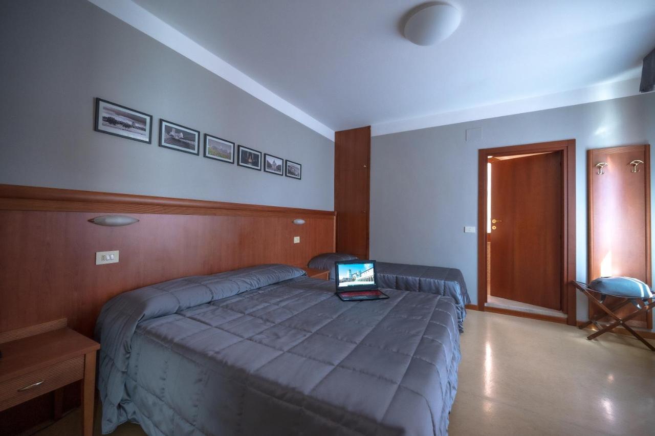 אסיסי Hotel Moderno מראה חיצוני תמונה