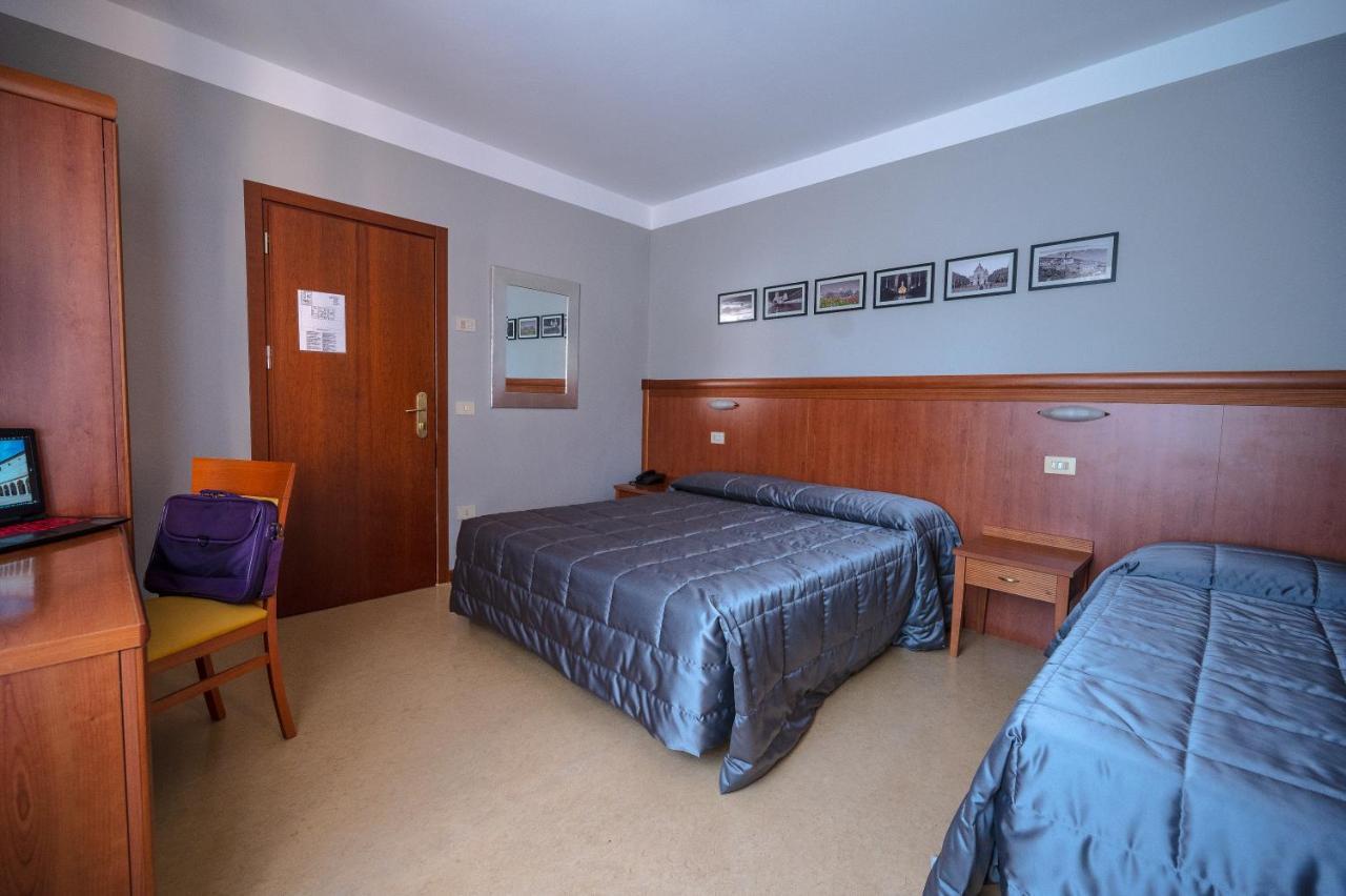 אסיסי Hotel Moderno מראה חיצוני תמונה