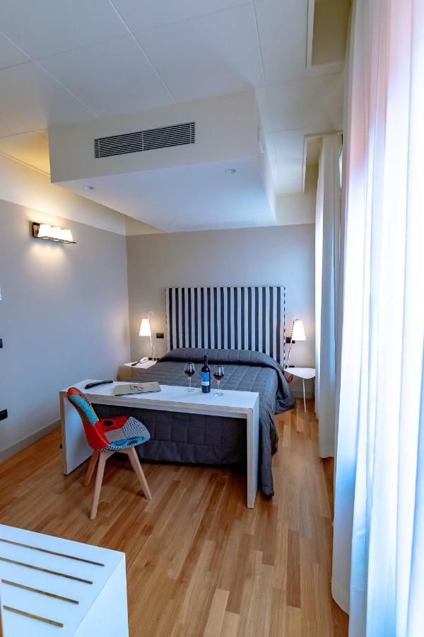 אסיסי Hotel Moderno מראה חיצוני תמונה