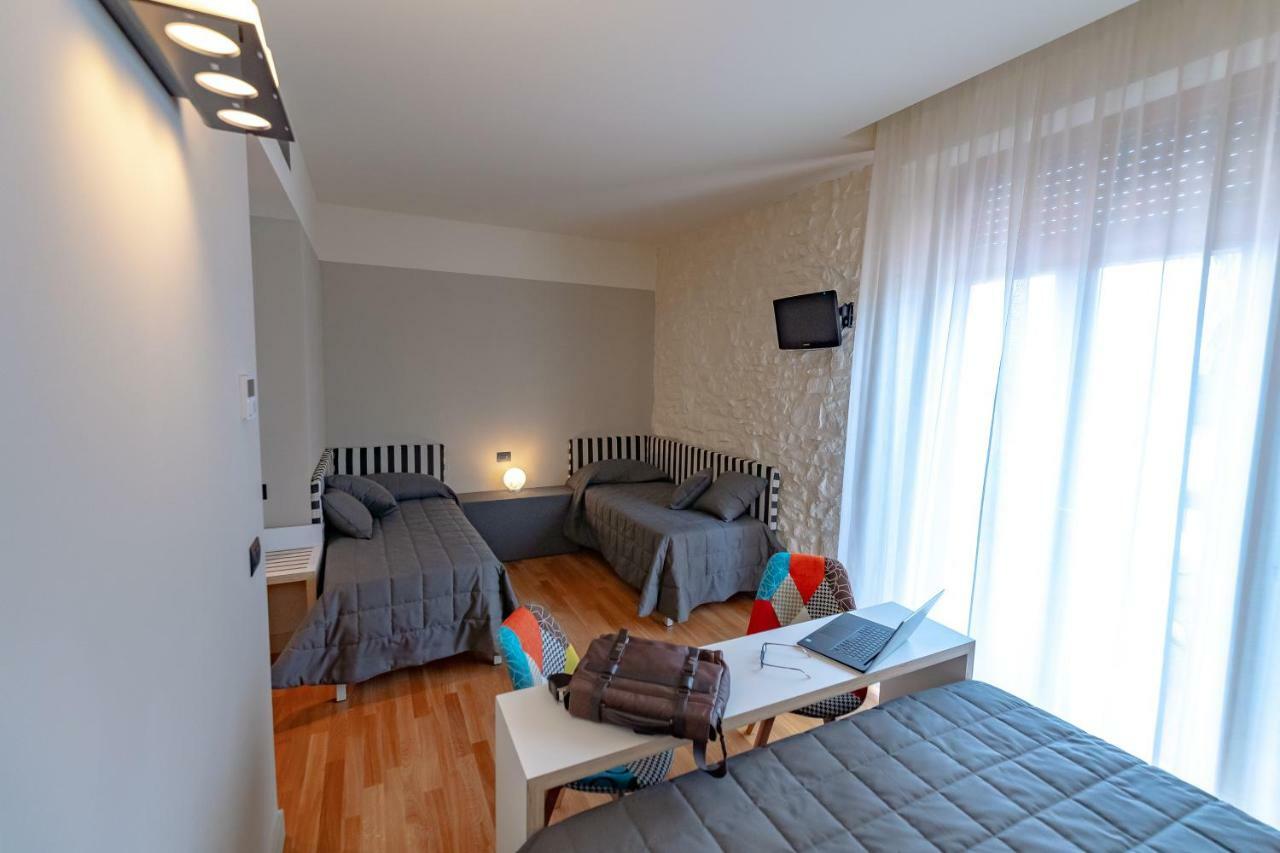 אסיסי Hotel Moderno מראה חיצוני תמונה