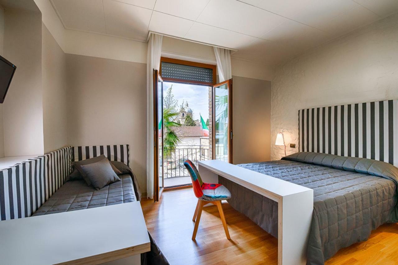 אסיסי Hotel Moderno מראה חיצוני תמונה