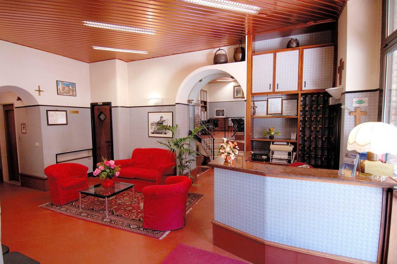 אסיסי Hotel Moderno מראה חיצוני תמונה
