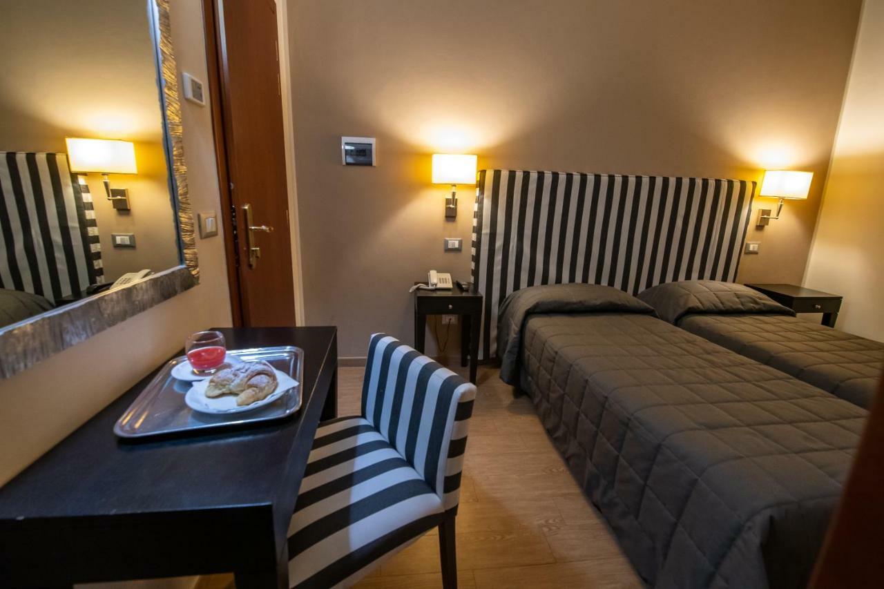 אסיסי Hotel Moderno מראה חיצוני תמונה