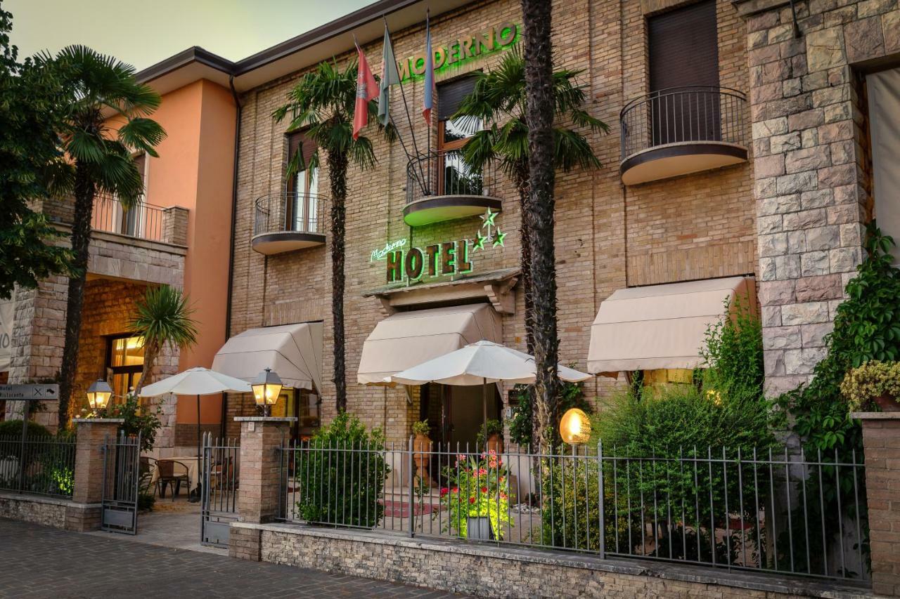 אסיסי Hotel Moderno מראה חיצוני תמונה