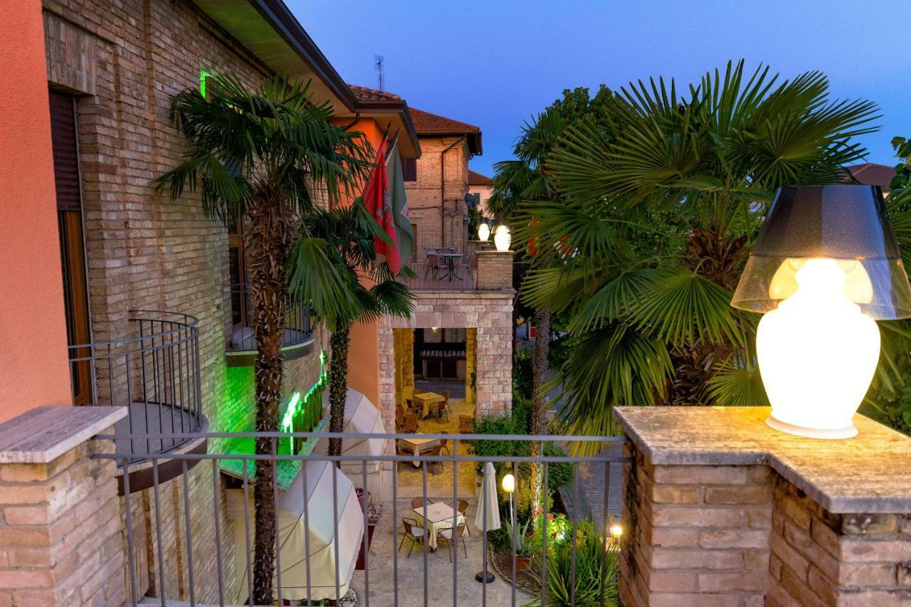 אסיסי Hotel Moderno מראה חיצוני תמונה