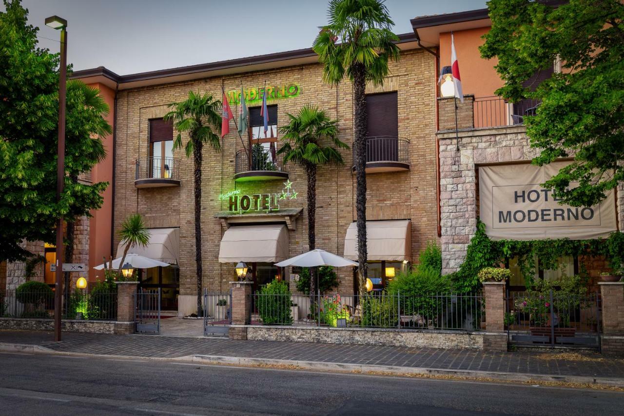 אסיסי Hotel Moderno מראה חיצוני תמונה